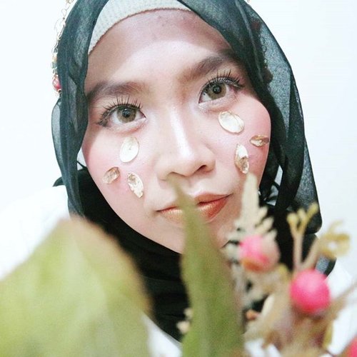 Close your eyes, give me your hand darling~ 
What do you think when you hear word 'flowers'?💐 Flowers remind me of innocence, the beautiful one. This look was inspired by the warmth and glows in my heart each time I see beautiful flower. I used some flower petals, too! 🌸

This flower makeup is a collaboration with @bandungbeautyblogger #bandungbeautyblogger #bdgbbcollaboctober #tribepost

Detail will be up on my blog soon! 
#clozetteid #starclozetter #makeup #flowermakeup #makeuplook #glow #beautyandfashion #bblogger #beautyblogger #indobeautygram #bbloggers #femaleblogger #bloggerperempuan #halloween #flowerlook #inspo #makeupinspo #makeupindo #ivgbeauty #indobeautygram #shasbeautyjourney #🌸 #💐 #🏵