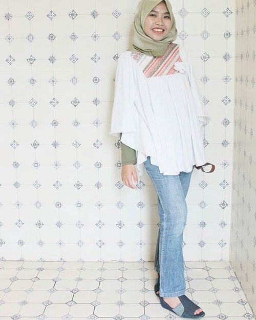 Can't resist these cute tiles! 😝 📸 : @arindatan#Clozetteid #hijab #casual #ootd #shasoutfit