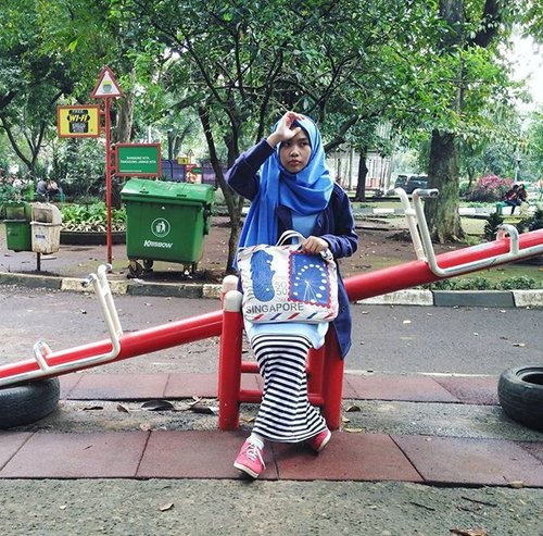 Kalau abis ujan jangan langsung duduk di sembarang tempat, nanti basah. 😂✌ #ClozetteId #OOTD #Hijab #Casual #beautyandfashion #Bandung #Balaikota