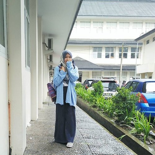 Lazy rainy campus day😜 ....#ClozetteID #ootd #hijab #casual #hijabootdindo #wiwt #hotd #sweater #sweaterweather #baggy #oversizedsweater #blue #babyblue #campusoutfit #hijabi #hijabiootd #ootdindo #lookbookindonesia