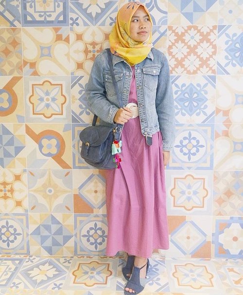 Step up your mama's plain long dress with: 1. Colorful pattern scarf 🌸 2. Denim jacket 💙 3. Big-ass belt 🙌 ..You do YOU! 😆..#clozetteid #outfit #ootd #hijab #casual #hootd #fblogger #fbblogger #shasoutfit #hijabioutfit #hijabootdindo #hijabblogger #colorful #ditutscarf #weloveup #yellow #pink #pinkmonth #starclozetter #ggrepstyle