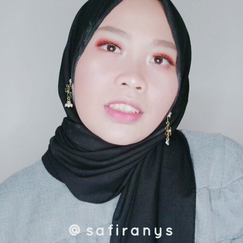 TGIF! ☀️Hari ini Jumat, terus besok udah Sabtu lagi dan Minggu lagi. Siapa di sini yang weekendnya diisi dengan kondangan? 😂🙌 Nih, aku punya tutorial makeup glowing. Cocok untuk menyilaukan mata gebetan kamu dan kecengannya di kondangan nanti 😜 Anting: @starry.sunrise Gelang: Ikat Rambut dari @starry.sunrise .#tutorial #makeup #makeupvideos #makeupvines #makeupnatural #glowing #glowingmakeup #richeglow #highlighters #hijab #hijabimakeup #tampilcantik #clozetteid #bandungbeautyvlogger #kbbvmember #bloggerperempuan