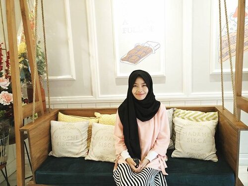 This place is just too good to miss. Mau lihat sebagus apa dalemnya? Intip di www.safiranys.blogspot.co.id ya! Link di bio~ ✨ Thanks to @wardahbeauty for giving me a chance to explore this cute place! 💕 #ClozetteId #Hijab #Casual #updateblog #madamesisca #madamesiscatheeatery #madamesiscapatisserie  #beautyandfashion #bandungculinary #cozyplace