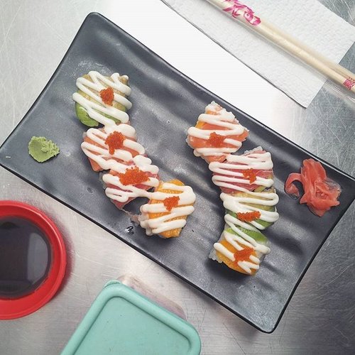 Rainbow Sushi dari Takoyaki depan Gramed Merdeka. Rp28.000, very cheap. Jangan berekspetasi tentang kualitas deh, ini cuma coba-coba iseng aja. Lol. Kalo sushi murah sebenernya lebih baik Sushi Boon😂 
#akumahapaatuh #dompetmahasiswa #boros #jajanterus #shatastedthis #makanpakereceh #clozetteid #food