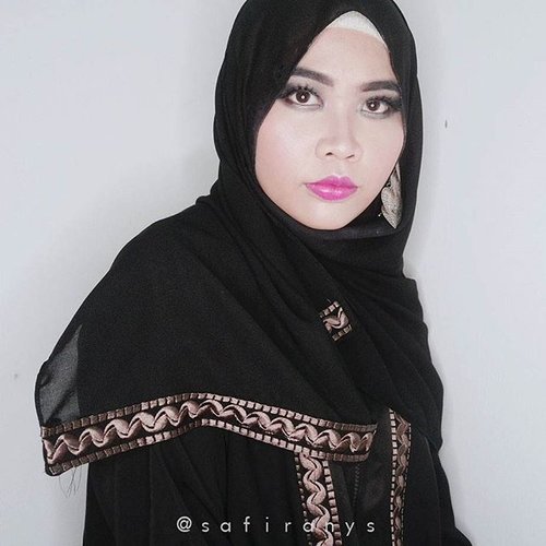 Arabic Smokey Look using @byscosmetics_id eyeshadow palette in SMOKEY. This palette is gorg! Full review on blog, link in bio💖
.
.
http://www.safiranys.com/2018/02/review-bys-cosmetics-smokey-eyeshadow.html
.
.
#clozetteid #beautyandfashion #100daysofmakeupchallenge #tribepost #beautiesquad #sbn #makeuplook #makeupinspo #fakeupfix #undiscovered_muas #setterspace #bblogger #beautyblogger #byscosmetics #bys #byscosmeticsid #smokey #arabicmakeup #arabinspired #arabinspiredmakeup #newpost #eyeshadowpalette