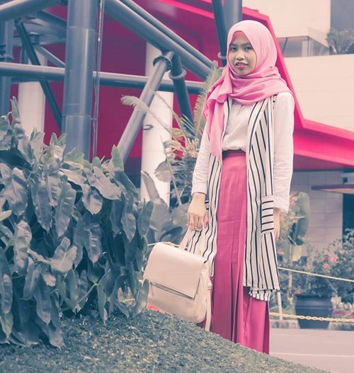 A touch of pink never hurt 👌 ...#ClozetteID #shasoutfit #OOTD #Hijab #Casual #hijabootdindo #ootdindo #lookbookindonesia #lookbook #lookbooknu #lookbookers #ootdasean #zaloraid #zalora #pink #white #black #somethingborrowed #somethingborrowed_zalora #personalstyle