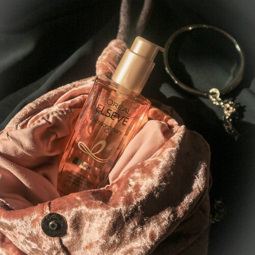 What's your hair essentials?Seperti yang kalian tau, aku pecinta hair oils dari @lorealparis for a long time! Mulai dari yang original berwarna orange kaya di foto atau yang floral infused dengan aroma-aroma bunga yang seru. Formulanya gak pernah fail, selalu bikin rambut lembut, harum dan gak lepek karna teksturnya yang light. Ada yang pernah coba juga? Komen dibawah secinta apa kamu sama produk ini dan dapetin discount 10% dari @lorealparis 💕#clozetteid #hairoils #bloggerjakarta #beautybloggerindonesia