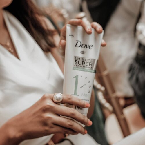 Now at @dove & @fimeladotcom event. "Rambut Aku Kata Aku" Yup sesuai dengan tema acara hari ini yang dimana kita harus membangun self confident kita  baik dari gaya rambut, fashion maupun bentuk tubuh. Karna stop dengar kata orang lain karna kepercayaan diri berasal dari diri sendiri bukan dari orang lain. 
#RambutAkuKataAku
#MyMentalHealthMatter
#DoveXFimela
#Dove_IDN

@fimeladotcom @dove

#ClozetteID #BloggerJakarta #BeautyBlogger