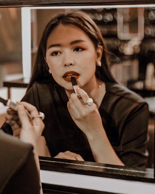 So happy bisa main ke pop up store @yslbeauty lagiii. Kali ini mereka baru aja launching Rouge Pur Couture The Slim Sheer Matte yang terdiri dari dua finishing yang berbeda. Ada yang teksturnya terinspirasi dari lembutnya chiffon dan yang satu lagi terinspirasi dari leather jacket. Warnanya juga ada banyak yang pasti ok banget dibuat ombre lips. Cuss buruan ke pop up store mereka cuma sampai besok aja, eitss tapi jangan sedih kalian bisa juga kunjungi store mereka yang akan dibuka 4 November di Senayan City Mall. So, lets have a try gengs! ❤#dressedinrouge #yslbeauty #yslbeautyid @yslbeauty #ClozetteID @beautynesia.id