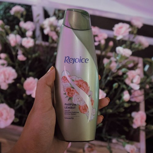 Got in my hand, new shampoo from @rejoice.id .Rejoice Perfume Shampoo. Sampo parfum pertama di Indonesia, yang di kreasikan layaknya parfum mewah, dengan top notes dari, aroma pir Inggris, beri merah dan muguet. In the middle notes terdiri dari aroma, bunga peony, gardenia Perancis, dan freesia. And bottom notes, tercium aroma aprikot asia, musk dan amber yang tercampur sempurna di shampo ini. .Penasaran pingin coba kah? Kalo aku sih, yes! 😁.#rejoiceperfumeshampoo #beautynesiamember.......#love #socialenvy #PleaseForgiveMe #tweegram #photooftheday #20likes #amazing #smile #follow4follow #like4like #look #igers #picoftheday #food #girl #instagood #bestoftheday #instacool #clozetteid