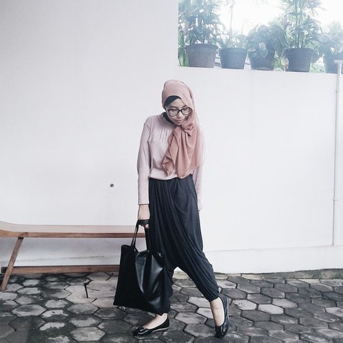  I know I can't buy happiness that is why I'm wearing black flat shoe from my mom ♥ #ClozetteID #HOTDseries2 #ScarfMagz