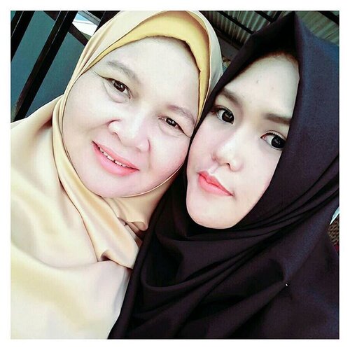 Kalo nyeritain tentang bunda ini pasti akan panjang banget, dia adalah sosok yang independent, terbuka dan sosok yang amat mendukung seluruh kegiatan dan impianku, karna aku anak perempuan satu satunya aku sangat membutuhkan sosok bunda selalu ada disampingku tapi kenyataannya dia memang sibuk, tapi ini yang membuatku tumbuh menjadi anak yang independent juga mandiri, dan menjadi aku yang sekarang itu semua tak lepas dari arahan bunda. .
.
Ada saat terburuk dimana aku dan bunda tidak pernah satu pikiran, kami bertengkar dan tidak dekat lagi. Tetapi setelah mengalami banyaknya masalah aku tau hanya pemikiran pemikiran dan pelukannya yang dapat menenangkan. .
.
Dulu aku punya mimpi untuk menjadi dokter supaya bisa jadiin bunda asisten susterku biar kalo bunda tiba tiba sakit langsung aku obatin, tapi nyatanya mimpinya tidak kesana hehe. Tapi bunda tetap dukung di setiap mimpi yang kupunya termasuk menjaladi announcer dan jurnalis.
.
.
Tak ada kata selain maaf, bahkan terima kasih tidak dapat membalas sejuta kasihnya, rasanya ingin ku mengucapkannya langsung tapi sulit. Maaf ya nda afra belum jadi anak yang baik buat bunda, someday I'll proof anything to you, please stay by my side. Tetap jadi sosok yang kuat dan penyayang yaa 😘
.
.
And happy very birthday my mom!! Selamat hari ibu!! Selamat hari bunda! 😘 Aku sayang bunda! Sayang ayah juga! 😘😘
.
.
#clozetteid #ClozetteID