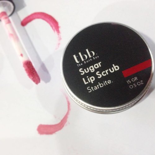 My current favourite lip scrub from @thebathbox 💋
.
.
Manissss dan segeeerrr aroma semangka. 🍉🍉
.
.
100% Organic dan aman kalo kemakan 👄🍉🍉
.
.
Baca review lengkapnya di blog ya! Click link di bio! 💋
.
.
http://www.ceritaanggun.com/2017/03/the-bath-box-sugar-lip-scrub-starbite.html
.

#lipscrub #thebathbox #liptreatment #beautyreview #bloggerperempuan #rabeautiful #updateblog #updateemak #indonesiabeautyblogger #indonesiafemaleblogger #CeritaAnggun #lifestyleblogger #Blogger #indonesiahijabblogger #instabeauty #instabeautyblogger #clozetteid #beautyjunkie #lipcare