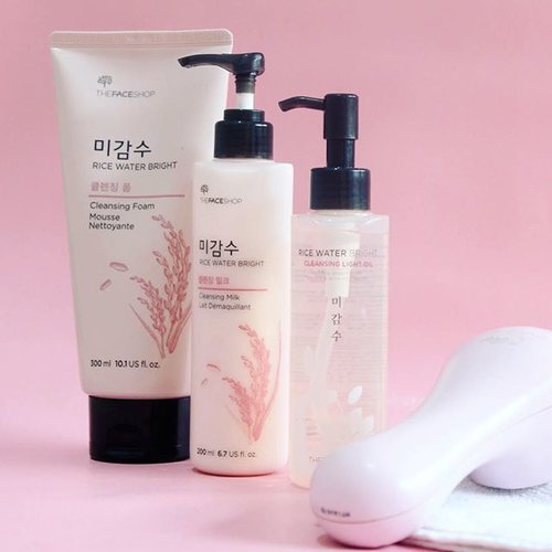Where's my fellow sister who is addicted to multiple cleansing steps? 
I found a cleansing line (yes line for cleansing) that is gentle enough for those who enjoy deeply cleanse their skin.
What are they?
READ MORE:
goo.gl/FDMzn3

Or link in my profile

Ps. I also write the Indonesian translation tooo!

#fdbeauty #clozetteid #thefaceshopid #더페이스샵 #skincare #soinvisage #beauty 
#Altercoutureblog 
#beautybloggerindonesia