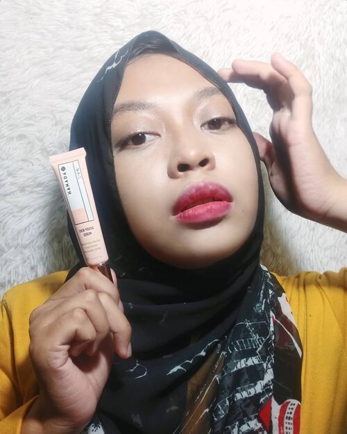 Ada SERUM bisa jadi BASE MAKE UP aka primer?! Iya ada!I find this treasure in local product @hanadaindonesia ❤️Something that I use is Hanada Glow Serum✨Teksturnya Watery disertai butiran gold halus yg mudah meresap di kulit & terasa ringan.Key Ingredient:Beet root extract, Oryza germ, Ascorbyl Tetraisopalmitate, Magnolia Berry.What I feel?Kulit terasa lembab, moist, mencerahkan & mengurangi kerutan di sekitar mata & bibir.Poin +Bisa di gunakan sebagai primer/base make up, wajah terlihat shining shimmering splendid ❤️Yg kepo langsung aja ke link highlight ku di Hanada ya, lagi ada diskon!!#HanadaIndonesia #HanadaEverYoungSerum #BHSxHanada #BFIxHanada #IWxHanada #ClozetteID