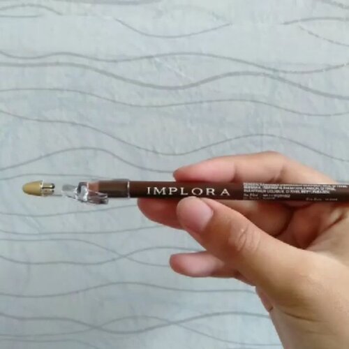 Hi fellas! Buat kamu pingin alis auto CETAR tapi dompet tetap aman damai sentosa!Aku kasih tipsnya cuma pakai eye brow brand lokal @imploracosmetics 🤩💃 Aku antusias banget sama desainnya, bener2 BEDA dari pensil alis kebanyakan, selain lebih panjang, di sisi lainnya ada brush halus desain terbaru yg bikin alis lebih ngeblend, lalu ada rautannya juga.. Pas aku pakai, warnannya pigmented dan ga sakit pas di apply.. Kalau harga sangat MURCE.. iyaaa murah ceria.. 😍💕yg terpenting udah BPOM ✅Nah gimana? Auto cetar, dompet aman sebelum hangout kan?!#ImploraxBHS #implora#beautyhousesquad #clozzetebeauty #bekasicantik#reviewproduct #Clozetteid #theshonetinsiders