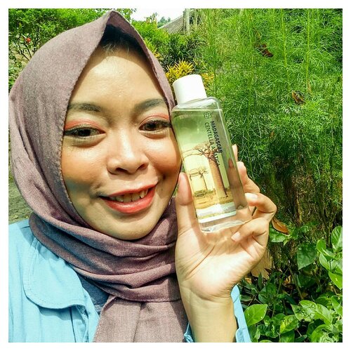 Masih dalam suasana lebaran semoga kita semua dalam nikmat sehat, kebahagiaan dan kesejahteraan sesuai janji aku tentang review Madagascar Centella Asiatica Toning Toner by @skin1004indonesia My first imperssion dari packagingnya botol plastik dengan bukaan putar dan dengan ukuran yang cukup besar 200ml, cairannya yg bening seperti air. Pengalaman pribadiku saat pemakaian produk ini, terasa fresh & moist secara perlahan mencerahkan bekas jerawat & flek hitam, aman dari bruntusan..Fmi.. Bisa cek langsung ke ig-nya ya.. Price sekitar 180rban#skin1004indonesia #skin1004 #skincare #skincareroutine #koreanskincare #beautyaddict #clozetteid #healthy #beauty #beautytips