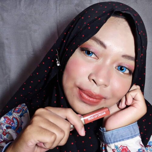 Untukku, seorang beauty enthusiast tentunya suka banget bermain dengan make up dengan berbagai tema. 😍kreasi make up yang ku tampilkan aku maksimalkan dengan penggunaan softlens, semacam #beautyhack gitu..😌💕Semua warna pernah ku coba, dari yg kalem seperti hitam, cokelat hingga yg berani seperti hijau, pink juga biru seperti yg aku pakai ini. Bikin aku pd buat show up! B'coz auto bisa jadi bule bahkan #Barbie kkekeke💃seCinta itu lho!💋Nah kalau kalian suka pakai soflen juga? Kenapa? Terus warna apa? Komen di bawah ya....@freshkonindonesia #freshkonsharexfollow #cchannelbeautyid #theshonetinsiders #Clozetteid #clozzetebeauty #influencer #beautytips #tampilcantik #beautytips