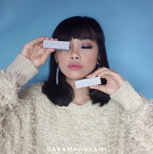 Hai guys.. Masih ingetkan beberapa waktu lalu aku unbox paket dari Korea yg isinya @romandyou Zerogram lipstick. Setelah aku cobain, jadi tau deh kenapa namanya Zerogram. Bukan hanya packagingnya yg berasa enteng, tapi juga lipstick ini ringan banget di bibir, kayak gak pake lipen. Terus dia no transfer, dan stain gitu (kaya tint), meskipun warnanya soft tapi awet dipakenya, finishnya matte tapi gak bikin kering di bibir. Cocok banget buat dipake sehari-hari. Must have item !!
Btw ini aku pake shade Adorable mix Dusty Pink
.
.
. aku juga bikin reviewnya di blog aku tentang first impressionnya boleh cek cek ya.
.
.
@charis_celeb #charisceleb 
#raraminireview #romandyou #zerogramlipstick #BeautygoersID #bloggirlsid #beautybloggerindonesia #tampilcantik #tampilcantikind #ragamkecantikan #inspirasimakeup #bunnyneedsmakeup #beautysquad #beautycollabid #beautychannelid #setterspace #sociollabloggernetwork #beautynesiablogger #clozetteid #lipstickaddict #lipstickreview