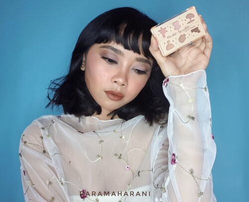 Feeling Bronzie 😂😂
.
.
Get the cute eyeshadow palette from @chicaychico_official from my Charis Shop, 
.
.
.
https://hicharis.net/raramaharani/bLT (link on bio)
@charis_celeb @hicharis_official #oneshoteyepalette #chicaychico #charis #charisceleb #hicharis #raraminireview #koreanmakeup #matteeyeshadow #beautybloggers #beautygoersid #bloggirlsid #beautychannelid #beautycollabid #setterspace #bunnyneedsmakeup #wakeupandmakeup #minireview #inspirasicantik #tampilcantik #cchannelbeautyid #5menitaja #jogjabeautygram #clozetteid