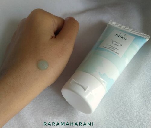 #raraminireview .
.
Sudah cobain @raikubeauty Hydrating mask 2 minggu lebih, anjurannya seminggu 2 kali, tapi karena aku merasa kulitku kering aku pakai seminggu 2-3 kali (sok ide😜). So far sih gak ada tanda-tanda tidak cocok ya, teksturenya mirip gel warnanya kebiruan tapi pas udah dipakai gak meninggalkan warna. Dipakainya seperti sleeping mask dan tidak perlu di bilas. Teksturenya aku suka banget, gak berat dan meresap ke kulitnya juga cukup cepat, pagi harinya pun gak bikin muka jadi oily banget gitu ( di aku berminyak di bagian hidung aja dan masih wajar), muka berasa lebih kenyal dan lembab. .
.
.
#raikutestimony #hydratingmask #raikuhydratingmask #lokalbrandindonesia #lokalproduk #reviewlokalrara #skincare #skincarereview #5menitaja #clozetteid #inspirasicantik #beautiesquad #bloggirlsid #beautygoersid #beautychannelid #beautybloggers #beautybloggerindonesia #bloggerperempuan #cchannelbeautyid #zonacantikwanita #clozetteid