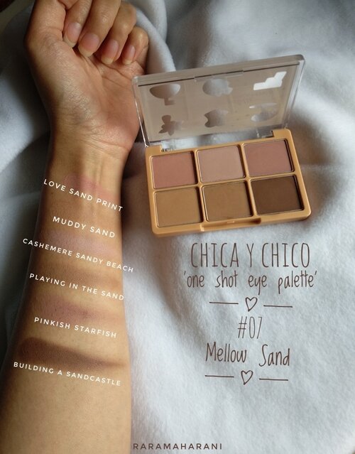 @chicaychico_official One Shot Eye Palette
Swipe for the swatches.

O7 #mellowsand 
Terdiri dari 6 warna matte Nude, bisa dipakai untuk warna base atau transisi. Buat yg suka daily pake eyeshadow warna-warna 'aman' juga oke. Menurutku bisa juga buat contour atau bronzer, tapi tergantung warna kulit juga ya.
Travel friendly, karena mungil. Packagingnya juga cukup kokoh, jadi aman untuk masuk ke pouch.
.
.
.
Check from my Charis shop
https://hicharis.net/raramaharani/bLT 
@charis_celeb @hicharis_official #oneshoteyepalette #chicaychico #charis #charisceleb #hicharis #raraminireview #koreanmakeup #matteeyeshadow #beautybloggers #beautygoersid #bloggirlsid #beautychannelid #beautycollabid #setterspace #bunnyneedsmakeup #wakeupandmakeup #minireview #inspirasicantik #tampilcantik #cchannelbeautyid #5menitaja #jogjabeautygram #clozetteid