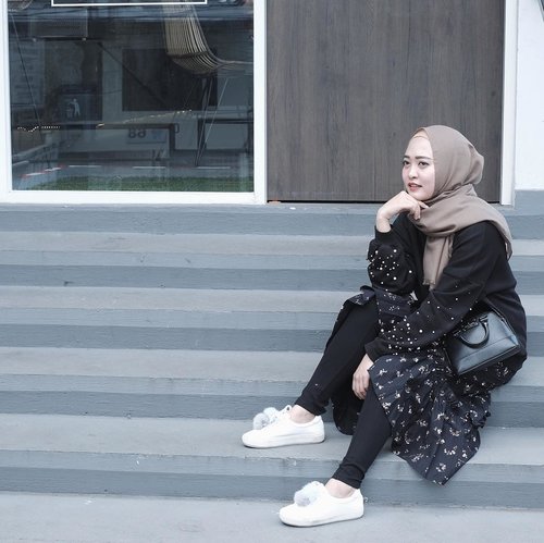 Time will answer what we're waiting.. Be strong in our way, never compare our life with others, and always spread positives vibes everywhere.. 💓💓#vsco #vscocam #ootd #hijabootd #clozetteid