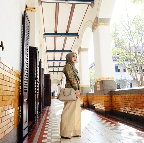 Walaupun telat 1 hari, tapi selamat hari Kartini ✨✨ Kartini jaman now atas kutubaru, bawah pakai celana 😂😂😂 #vsco #vscocam #ootd #hijabootd #clozetteid