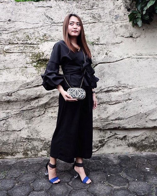 The detail of today's outfit : all black ☝🏿
Top by @atsthelabel 
Kulot by @zara 
Clutch by @aldo_shoes 
Shoes by @charleskeithofficial 
#vsco #vscocam #ootd #ootdindo #ootdasean #lookbook #lookbookindonesia #clozetteID
