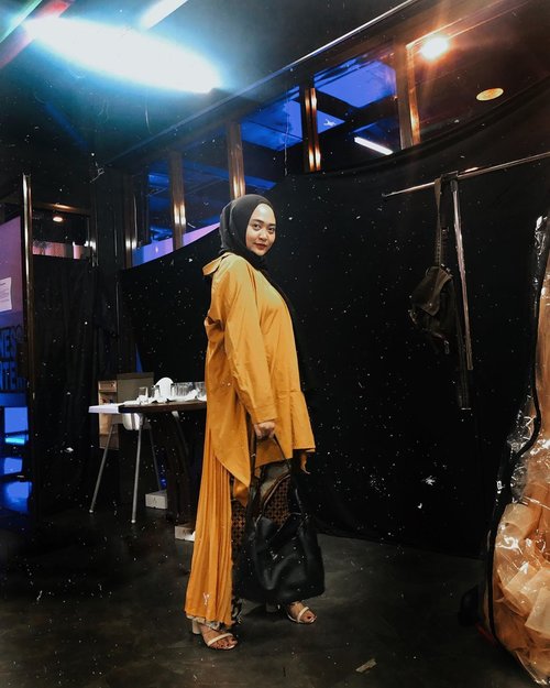 Anyway, ini numpang foto di backstage fashion show 🤣 yaudah sekali2 foto dengan sinar lampu ya ahahahaa oiya kenapa ya beberapa tahun belakangan suka banget sama yellow mustard 🤪 sering gagal move on sama warna ini akutu ..... #ootdhijab #ootd #hijabfashion #clozetteid