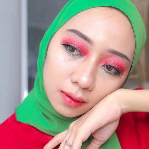 inspired by 🍉🍉🍉.gadeng, gak sekreatif itu. Nyari dari pinterest dengan keyword “easy colorful eye makeup” wkwkwk ((easy)) #watermeloneyeshadow #watermeloneyes #watermelonmakeup