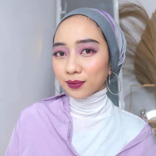 tadinya mau bikin mekap terong tapi susah guys, kita cosplay-in aja WKWKW🍆🤕
.
makeup details :
Eyes :
@mizzucosmetics - velvet plum
@mineralbotanica - eyeliner pen
@somethincofficial brow wiz - dark brown
.
Face :
@studiotropik balancing priming water
@rollover.reaction cushion - honey toast
@eminacosmetics bright stuff loose powder
@madame.gie blush 02
@esqacosmetics bronzer - cabo
@getthelookid more than concealer
.
lips : 
@blpbeauty - red velvet

psst, kalo ada yang mau review untuk produk yang aku pake, feel free buat komen yah🤗

#indobeautygram #tampilcantik #ragamkecantikan #makeuptutorial #tutorialmakeup #makeuptutorial #bunnyneedsmakeup #channelbeautyindonesia #indobeautyblogger #inspirasicantikmu #beautybloggerindonesia #makeup #naturalmakeup #ootdmagazine #makeupnatural #makeuphijab #cchannel #cchannelbeautyid #cantikindonesia #clozetteid #indobeautysquad