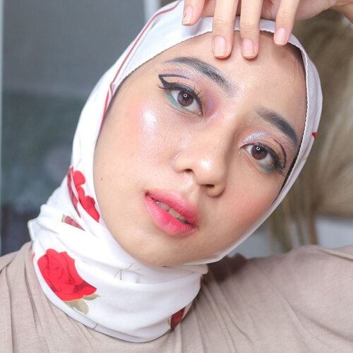 eyelinernya new normal HAHA😝
.
Makeup details: 
eye : 
@gobancosmetics Black Diamond Ultra Waterproof Eyeliner (jujur ini memudahkan banget bikin modelan aneh begini!! baru tau banget)
@focallure eyeshadow- perth
@ratubulumata serinya lupa😔
.
Lips : 
@dearmebeauty - dear amanda
@safiindonesia lip cream - fuchsia dream (ini baru cobain juga, kalo takut terlalu pop up full lips bisa dicoba di tap tap sebagai ombre🤩) psst, kalo ada yang mau review untuk produk yang aku pake, feel free buat komen yah🤗

#indobeautygram #tampilcantik #ragamkecantikan #makeuptutorial #tutorialmakeup #makeuptutorial #bunnyneedsmakeup #channelbeautyindonesia #indobeautyblogger #inspirasicantikmu #beautybloggerindonesia #makeup #naturalmakeup #ootdmagazine #makeupnatural #makeuphijab #cchannel #cchannelbeautyid #cantikindonesia #clozetteid #indobeautysquad