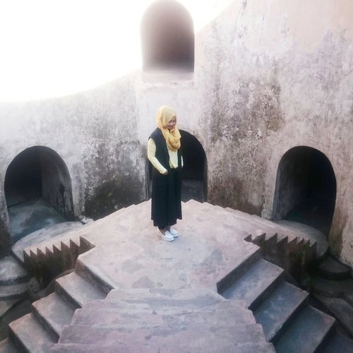The Underground Mosque in Yogyakarta. These stairways symbolized the Five Islamic Principles, the highest staircase referring to the pilgrimage to Mecca for Muslims. Masha Allah💜 #clozetteID #vsco#vscocam