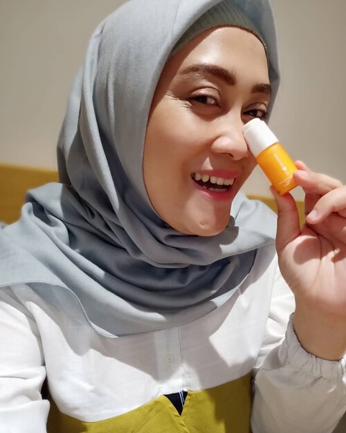 Menariknya, tekstur dari @skeyndor.id Anti-Aging Pure Vitamin C Serum agak lain dari kebanyakan serum yang pernah aku pakai. Teksturnya kental seperti layaknya essence dan berwarna putih berserat bening. Lalu, gak lengket beb. Kata lainnya, cepat menyerap ke kulit wajah.⠀⠀Aroma SKEYNDOR Anti-Aging Pure Vitamin C Serum sangat segar layaknya jeruk yang baru dikupas. So fresh and so sweet at the same time.⠀⠀Setelah kurang lebih 7 hari penggunaan secara rutin setiap pagi dan malam hari, efek yang aku rasakan di kulit wajah yaitu:⠀⠀1. Lebih menghidrasi dan melembapkan kulit wajah.⠀2. Memudarkan pigmentasi,mengurangi kusam dan menghaluskan permukaan kulit wajah.⠀3. Mengurangi kemerahan dan meratakan warna kulit.⠀4. Memudarkan lingkaran gelap bawah mata.⠀5. Membuat kulit lebih kencang dan kenyal.⠀6. Bekas jerawat pun ikutan pudar.⠀⠀Thank you @clozetteid buat kesempatannya 🙏🏻💕⠀⠀#Clozetteid #Clozetteidreview #Clozetteid⠀#SKEYNDORxClozetteIDReview