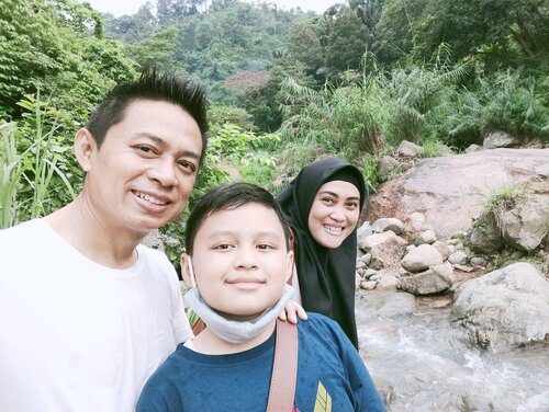 DARELL GAK SABAR NYEBUR! 😂Seneng banget ternyata Darell se-antusias itu diajakin jalan-jalan ke Curug dan Leuwi Hejo ini adalah curug ke-3 lho 🥳 .. Ya meski gak trekking juga menuju masing-masing curug sih, hehehe but it was fun though 😁Nah, saat ke #curugleuwihejo Darell gak sabar mau nyemplung 🌊 byurr aja 🤭 kalo udah siap lahir batin kita trekking ya de' ke #curugbogor dulu aja. Trus juga kalo udah bisa dan terbiasa bolehlah ke curug di daerah Bandung misalnya 😅 *shongooonngg beut gak tuh emaknye Darell 😎Nanti aku tulis ya cerita jalan-jalan ke #curugcigeuntis & #curugleuwihejo yaa.. Judulnya udah ada sih, eksekusinya belon 😆 soon ya beb, soon 😉