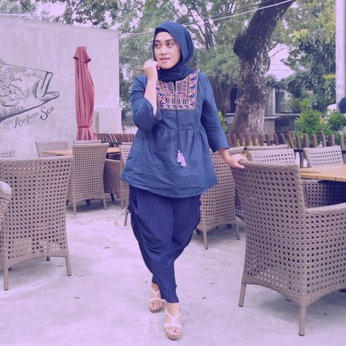 As you waste your breathe complaining life, someone out there is breathing their last.Be thankful and appreciate what you have. 😊Tops & pants by @fixposeShawl by @rashawl#clozetteid #ootd #throwback #tbt #stylediary #wednesdaymood #blue💙 #andiyaniachmad #lifestyle #quotesaboutlife #sadbuttrue #thankful #bersyukur🙏 #loveyourlife #modestfashion