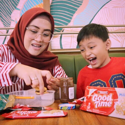 #bts #behindthescene kegirangan #darelladhibrata pas Bunda bikin kreasi bekal @goodtimeid #goodtimemilky. Iya, emang Darell sukaaa banget kreasi bekal Good Time Milky buatan Bunda segitunya 😍#clozetteid #andiyaniachmad #mommyblogger #kidsstyle #saturdayvibes #kidsofinstagram #bondingtime #momlife #kreasibekalanak