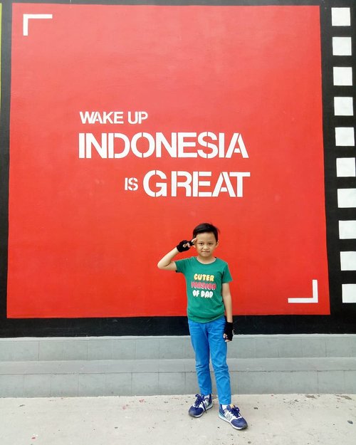 Wake up! Indonesia is Great 😎One of mural here at @galerinasional So, today #darelladhibrata will join coloring competition sponsored by @staedtlerid #clozetteid #stylediary #kidsofinstagram #kidsootd #kidsfashion #andiyaniachmad  #mommyblogger #kidsstylezz #galerinasional #galerinasionalindonesia #mural #murals #kidstagram #socialmediamom