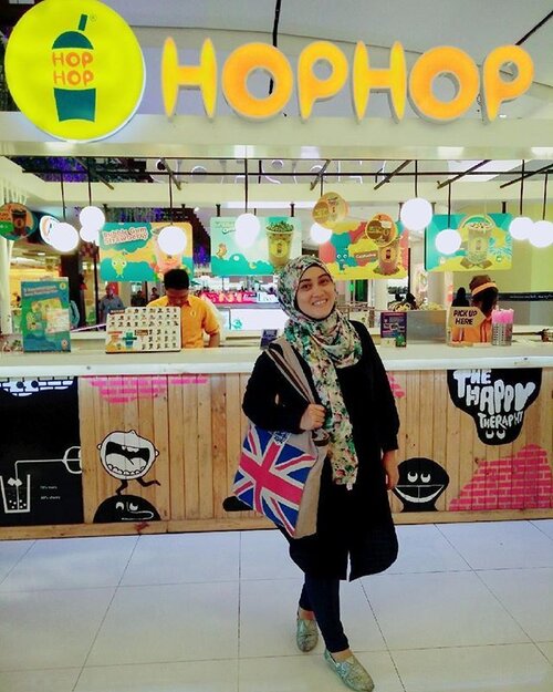 Happy banget ketemu @hophop_indo hanya untuk icip ferero drink yang enaaakkk banget 💋💋💋 #hophop #hophopindo #ootdhijab #ootd #stylediary #andiyanipics #happyface #mykindofwednesday #officestyle #socialmediamarketing #fashionhijab #milkteabunda #workingmom #clozetteid #clozettehijab #hijabstyleindonesia