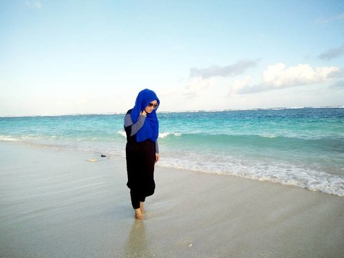 Go to the beach, hear the song of happiness within and hold it in your memory 🌊🌊🌊 #travelwithstyle #hijabtraveller #ootd #holiday #bounchesummerescape #bali #exploreindonesia #explorealamindonesia #stylediary #andiyanipics #lifeofablogger #lifestyleblogger #clozetteid #hijabootdindo #hijabfashion #diaryhijaber #pandawabeach
