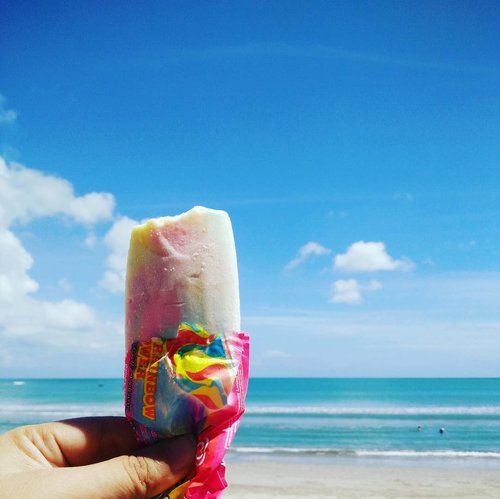 Ice cream, beach and sea ... What a perfect combo 💋🌊 #bounchesummerescape #bouncheid #vitaminsea #beach #kutabeach #kutabali #clozetteid #lifeofablogger #travelinstyle #stylediary #andiyanipics
