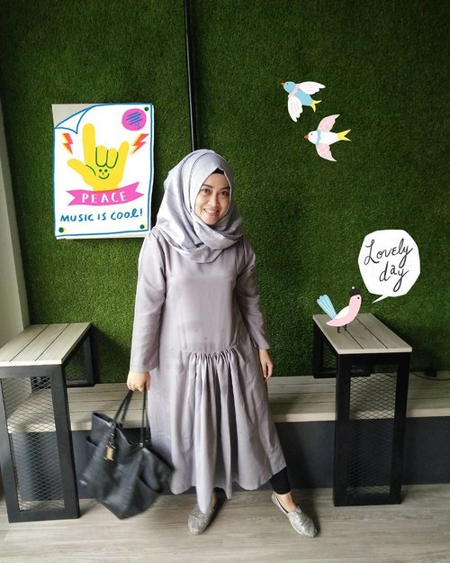 Fashion is what you buy, Style is what you do with it. 💋 Midi dress by @gierly_bygie Bags by @headtotoe.id #ootd #fashionpeople #stylediary #clozetteid #clozettehijab #andiyanipics #hijabstylebyme #lifestyleblogger #bloggerstyles