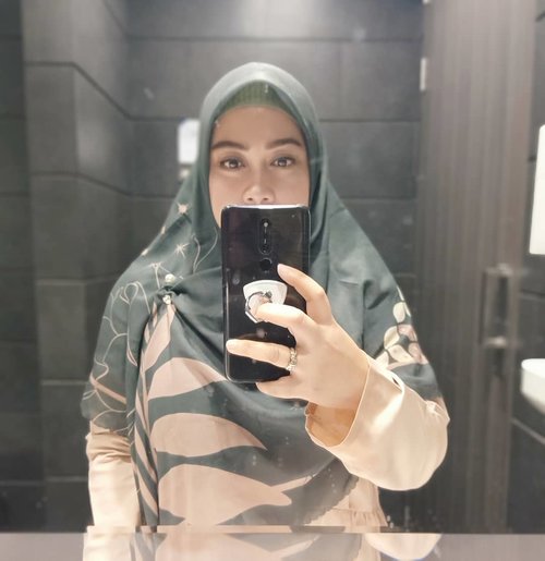 Hobi terkini: #selfie setengah badan di kaca toilet gedung kantor pas lagi sepi 😁 #alhamdulillah ya #bahagiaitusederhana & #recehan banget 😅Shawl kece ini kubeli di @ukhti.label cuss kepoin ya bebs, senyaman itu, ukurannya pun lebar bisa buat model #syari , bahannya adem & gampang diatur. #recommended lah pokoknya. Lalu kalo kamu ngeh, aku pakai brooch terkini yang harus banget #hijabers punya. Iya, harus banget bebs! Ini Bluma Brooch dari @kaffahapparel #masyaallah sebagus itu 😍 terjangkau pula harganya & bisa bundling sama shawl. Kuy kepoin ya IG nya dan stay tune karena cepet banget abisnya jadi harus garcep 😉#clozetteid #oppof11pro #hijabstyle #onlineshoppers #honestreview #andiyaniachmad #selalubersyukur #mirrorselfie