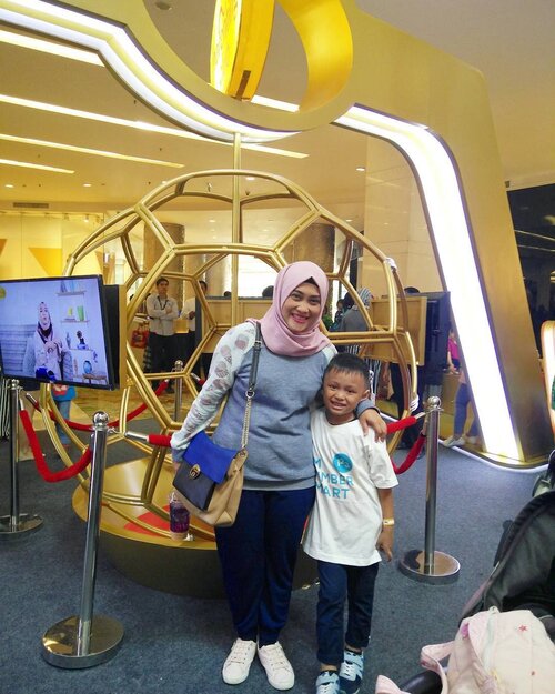Yeay! We both are so happy at #ParentingClubID Goes Live Event in @gandariacity. #bedaanakbedapintar #clozetteid 💋