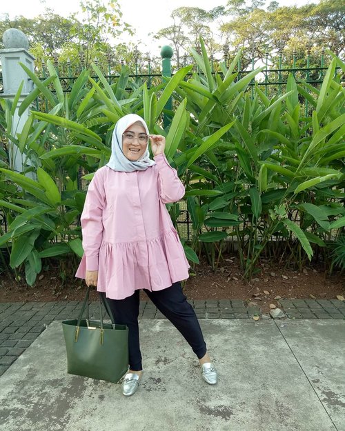 Tops & #pleatspants from @fixpose 💗#clozetteid #style #ootdfashion #ootdindo #hijab #fashion #pink #Friday #tgif #andiyaniachmad #hijabstyle #love