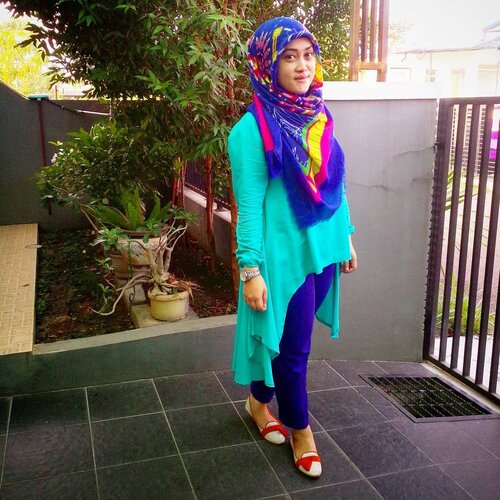 #throwbackthursday Mendadak kangen sama Andiyani yang hobinya pakai baju warna-warni kayak gini, ya tosca digabungin sama ungu, trus flatshoes orange putih 😂 agak liar ya bund pemikiran & seleranya 😅 tapi entah rasanya bahagia & pede aja kitu.. Well things will get better, soon, just #trustallah💕 all is well cause we have Allah ✔🤩 just believe that #clozetteid #andiyaniachmad