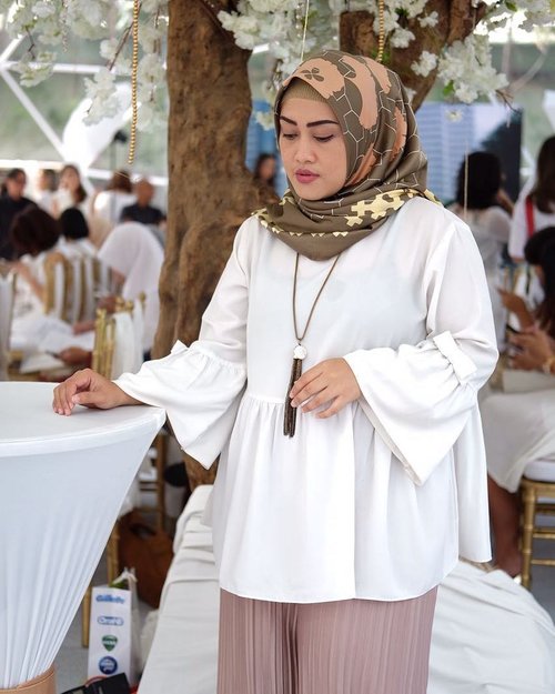 The strongest action for a woman is to love herself, be herself & shine amongst those who never believed she could.

#clozetteid #lifestyleblogger #andiyaniachmad #stylediary #quoteoftheday #lifeofablogger #socialmediamom #ootd #hijabstyle #hijabfashion #hijabi #hijabsquad #ootdinspiration