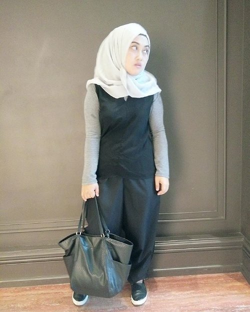 Today's mood 📷 
Tops by @vstuffoct 
Pants by @mislawebstore
Tote bag by @headtotoe.id 
Slip on by @stradivarius 
#clozetteid #ootd #hijabfashion #hijabstyle #clozettedaily #stylediary #monochromatic #fashionblogger #lifeofablogger #lifestyleblogger #hijabootdindo