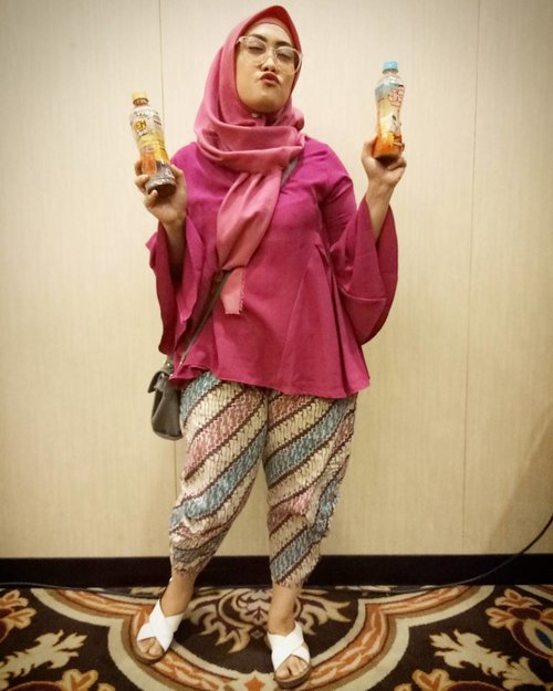 Foto OOTD sambil megang Ichitan,
Alhamdulillah hari ini bisa batikan ✌🏻😋 (maksa eim pantunnya 😅😝) #clozetteid #haribatiknasional2017 #selamatharibatiknasional #hijabstyle #hijabfashion #lifestyleblogger #socialmediamom #stylediary #andiyaniachmad